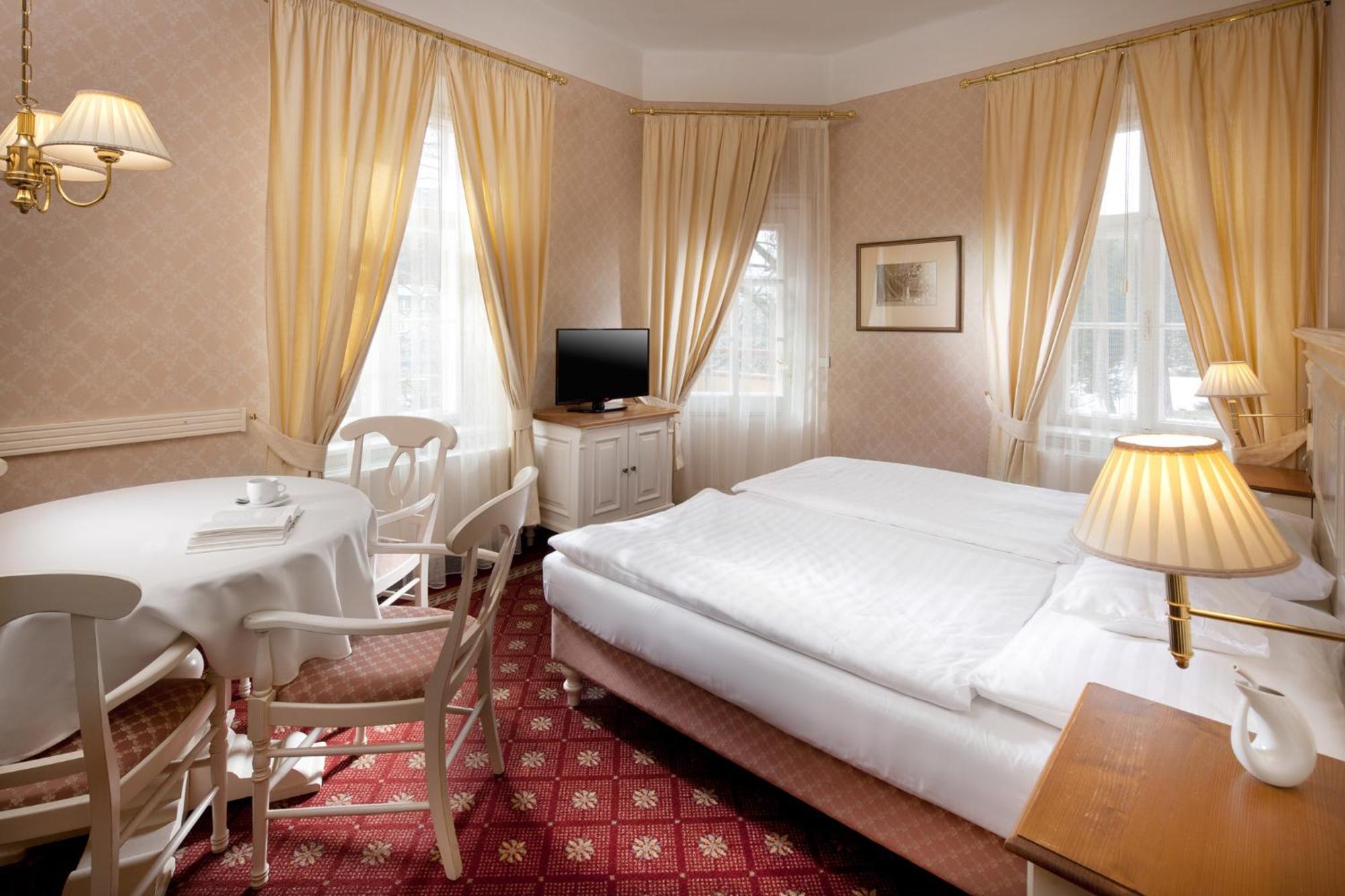 Alpska Ruze Hotel Luhacovice Ngoại thất bức ảnh
