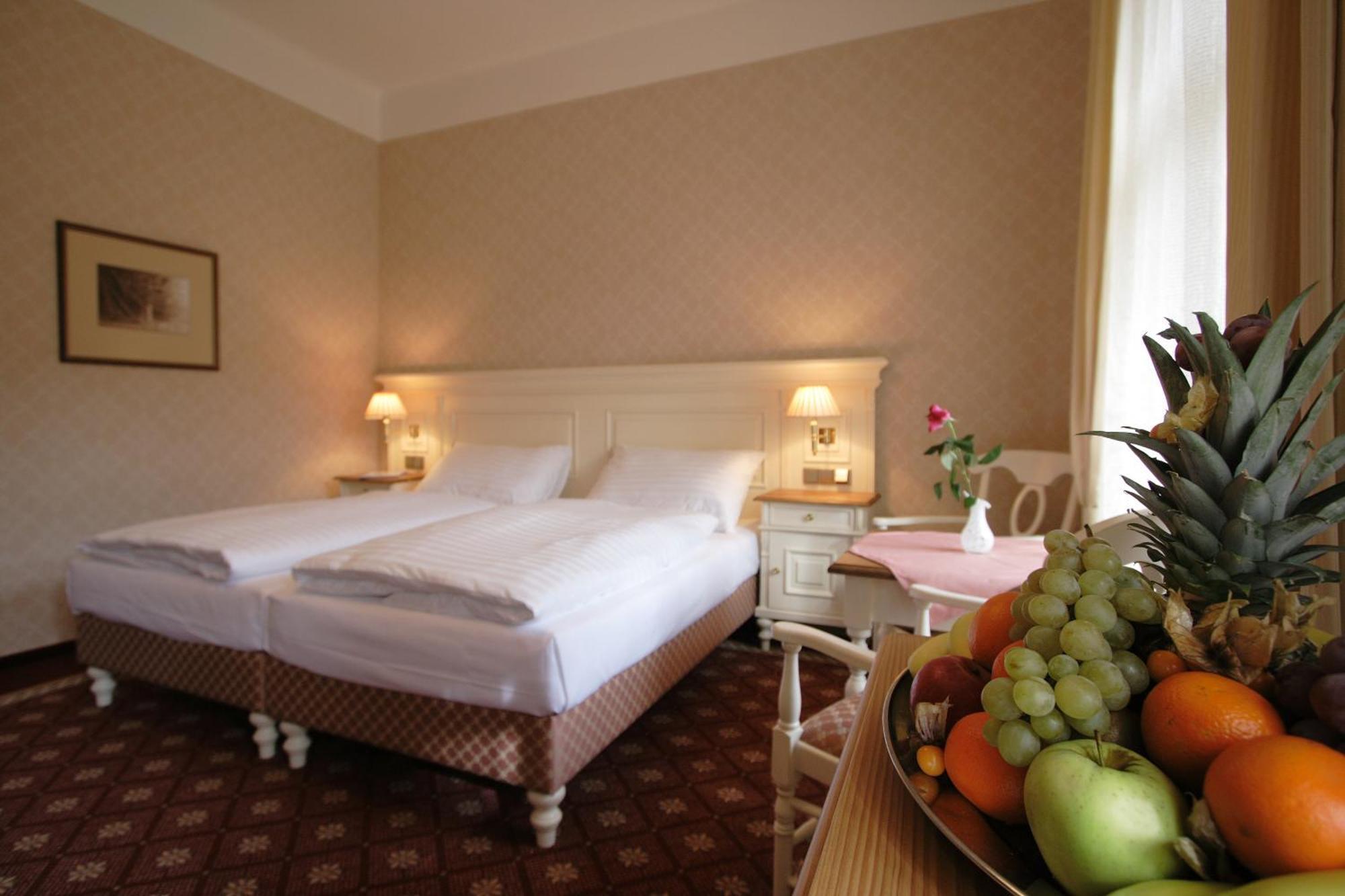 Alpska Ruze Hotel Luhacovice Ngoại thất bức ảnh
